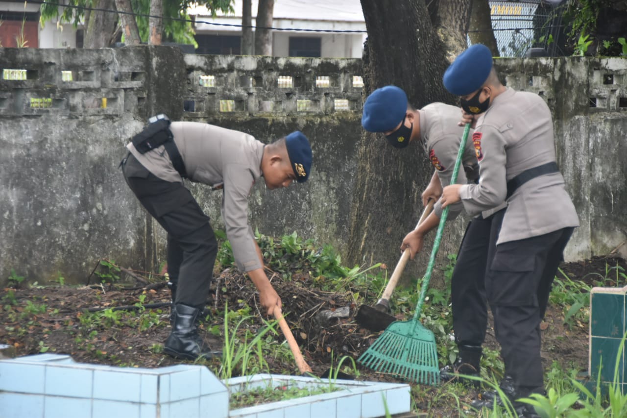 Jelang Sambut HUT Ke 76 Korps Brimob Polri, Satuan Brimob Polda Riau Gotong Royong ke Taman Makam Bahagia Pekanbaru